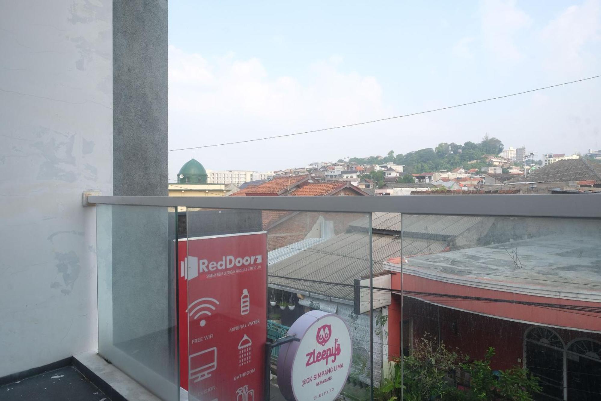 Reddoorz Syariah Near Simpang Lima Semarang Hotel Jomblang Exterior photo