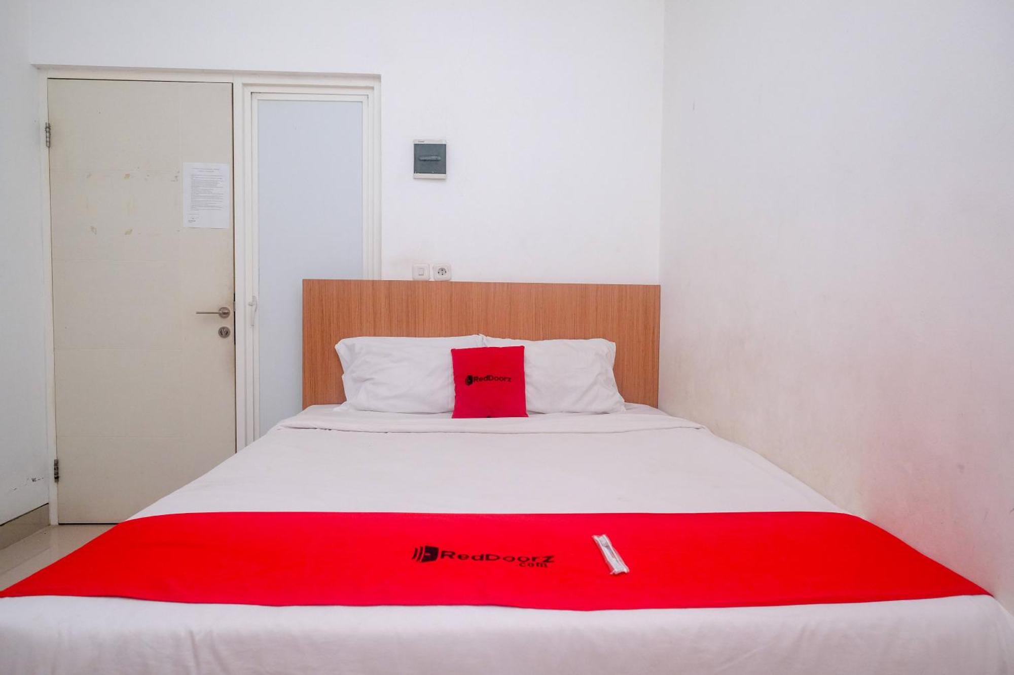 Reddoorz Syariah Near Simpang Lima Semarang Hotel Jomblang Exterior photo